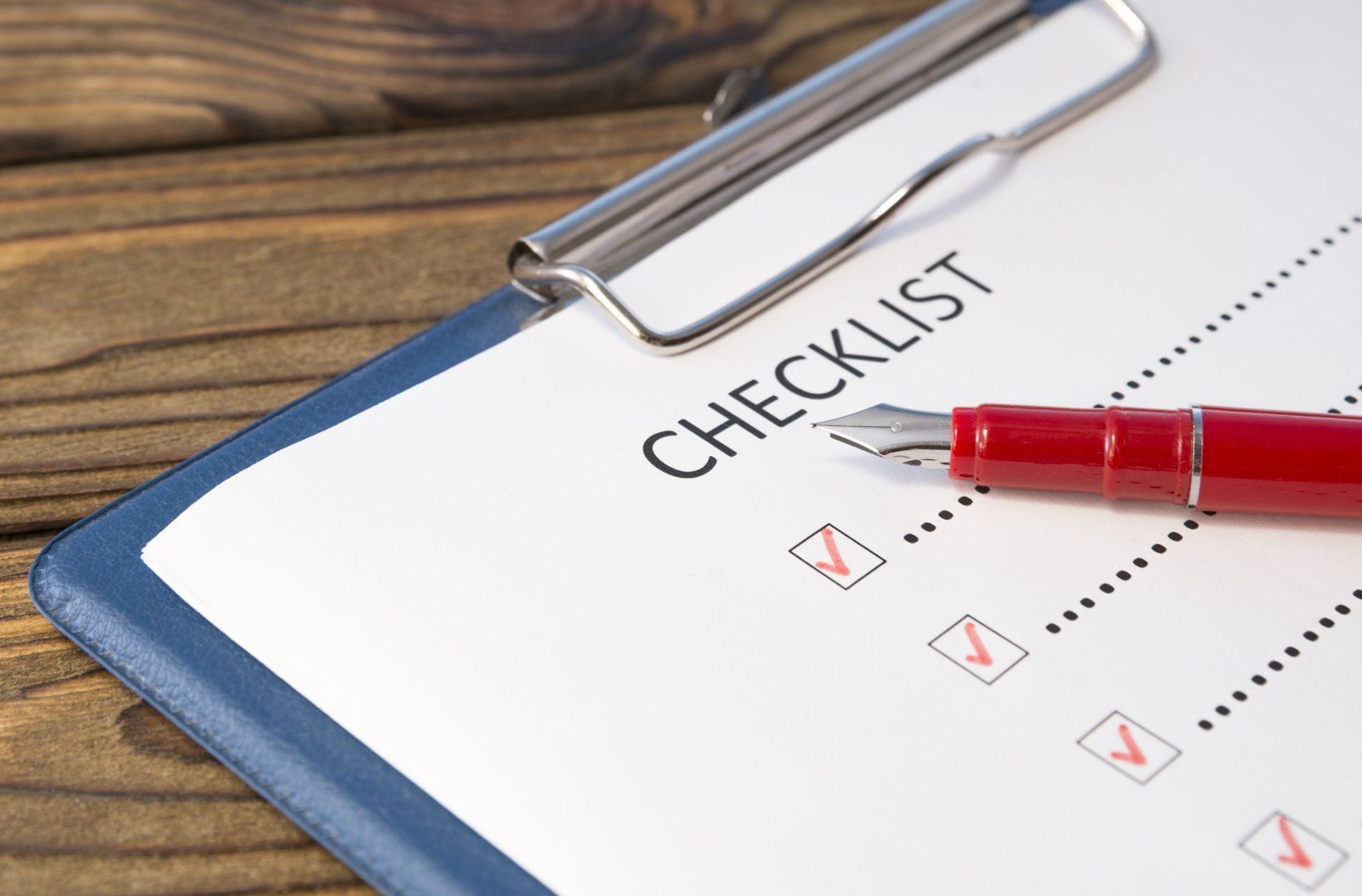 A Weekly Cleaning Schedule That's Quick and Easy 4 A cleaning checklist on a clipboard. A cleaning checklist can be a useful tool when you develop your weekly cleaning schedule.