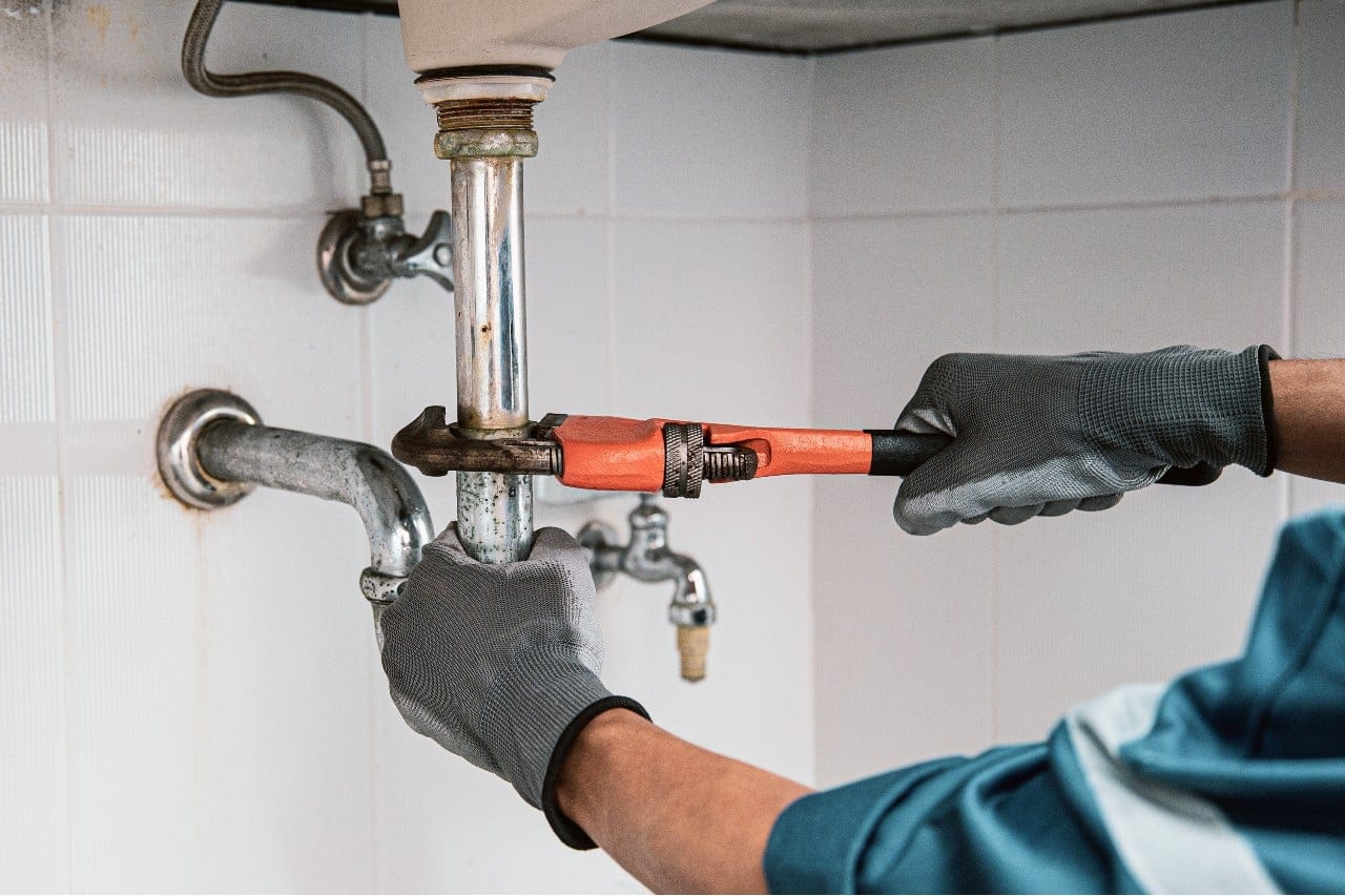 replace the kitchen sink drain, cleaning clogged drain pipes is dirty or rusty.